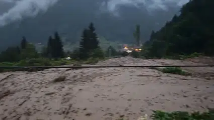 Uzungöl'de sağanak felaketi: Dere taştı, yollar çamur içinde kaldı