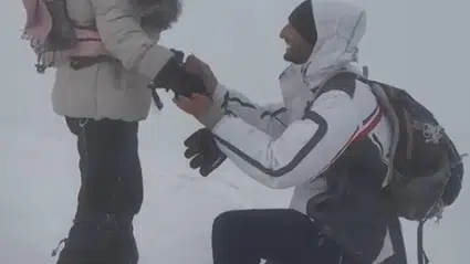 Ağrı Dağı'nın 5 bin metrelik zirvesinde romantik anlar: Evlilik teklifleri rüzgara karşı yapıldı