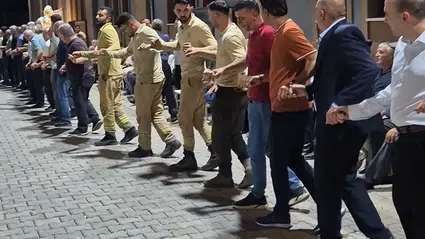 Yangını söndüren ekipler düğünde halay çekti