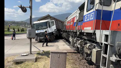Karabük’te lokomotif ile demir yüklü TIR çarpıştı