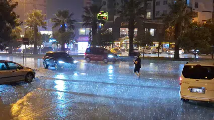 Adana’da sıcak havanın ardından sağanak etkili oldu