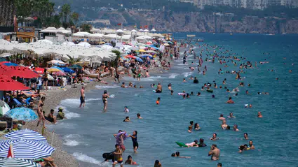Antalya’da sıcaklık 34 derece, hissedilen 42: Sahile akın ettiler