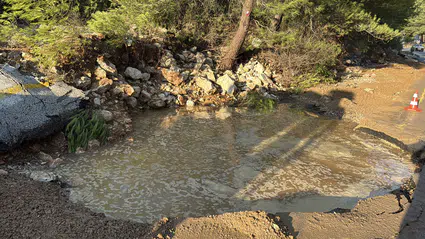 Bodrum’da ana su hattı patladı, yolda çukur oluştu
