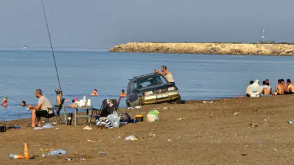Kumköy’de araç ve çadırlar caretta yuvalarını tehdit ediyor
