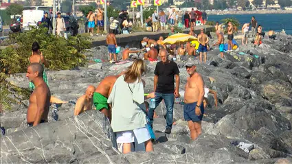Sarayburnu Sahili'nde sıcak hava yoğunluğu: Vatandaşlar denizde serinliyor