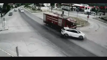Yangına giden itfaiye aracı otomobille çarpıştı: 1 yaralı