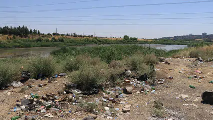 Dicle kıyısında bırakılan atıklar için tehlike uyarısı