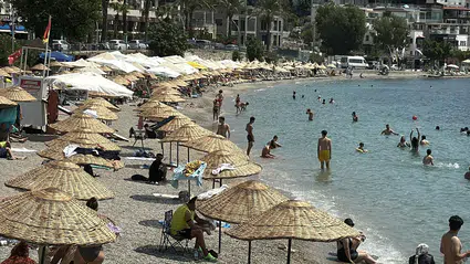 Bodrum'da termometreler 40'ı aştı: Kumbahçe'den Yalıçiftlik'e sahillerde yoğunluk