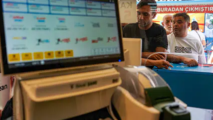 700 milyonluk dev ikramiye Antalya'da kuyruk oluşturdu