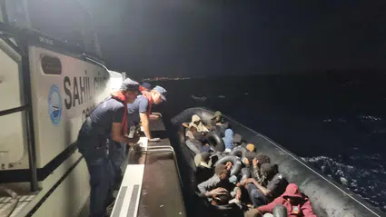 Ege'de şafak vakti operasyon: Lastik bottaki göçmenler kıskıvrak yakalandı