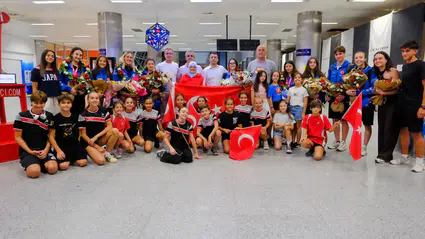 İspanya'dan madalyayla döndüler: Genç cimnastikçilere İzmir'de görkemli karşılama