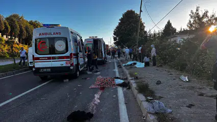 Düzce'de feci kaza: Tarım aracı ile TIR çarpıştı, 4 can kaybı var