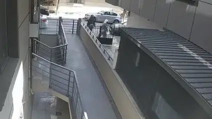 Avcılar'da şaşkına çeviren hırsızlık: Kadın kılığında girip 500 bin lirayı götürdüler