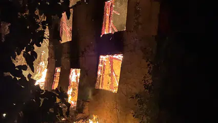 İnegöl'de gece yarısı korkutan yangın: Metruk bina küle döndü