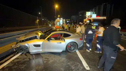 Avcılar'da gece yarısı trafik kazası: İki araç hurdaya döndü