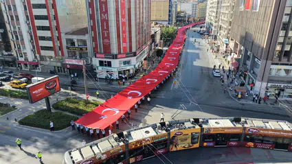 İzmir'de 104. yıl coşkusu: Dev bayrakla zafer yürüyüşü