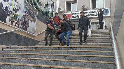 Eyüpsultan Camii'nde namaz sırasında silahlı dehşet: Yüzüne tükürüp saldırdı