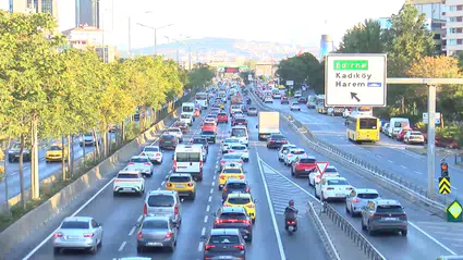 Okulların açılmasıyla İstanbul trafiği kilitlendi
