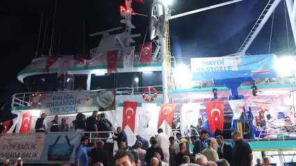 İstanbul'da denizlerde yeni dönem: Balıkçılar bereketli bir sezon için ağlarını attı