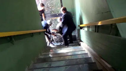 Erzurum'da engelli derneği üyeleri için 4 katlı çile: Kucakta taşınarak derneğe ulaşıyorlar