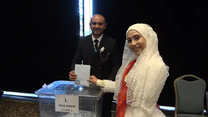 Düğün gününde kongre sürprizi: Gelin ve damat salona böyle girdi