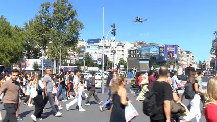 Beşiktaş'ta gökyüzünden trafik denetimi: Dronlar yayalar için havalandı