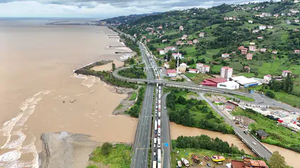 Rize'de şiddetli yağışlar hayatı felç etti: Karadeniz'in rengi döndü