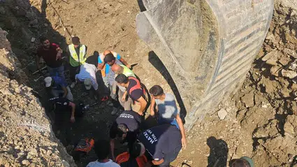 Antakya'da korku dolu anlar: Altyapı çalışmasında toprak altında kalan işçiler kurtarıldı