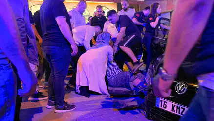 İnegöl’de 50 metre savrulan otomobil iki araca çarptı; sürücü yaralandı, annesi bayıldı