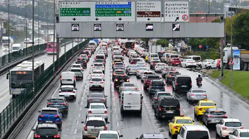 İstanbul'da yağmur ve yoğunluk birleşti: Megakentte ulaşım çileye dönüştü