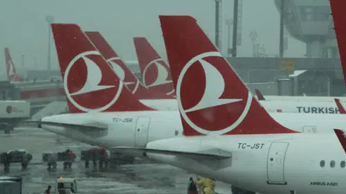 İstanbul’da yağmur hava trafiğini felç etti: 42 uçak havada tur attı