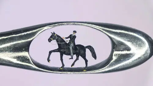 Peaky Blinders karakteri, kirpik fırça ile hayat buldu