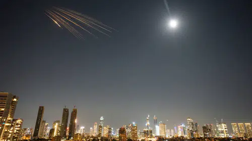 İran’dan İsrail’e füze saldırısı: Tel Aviv yakınlarında yangın çıktı