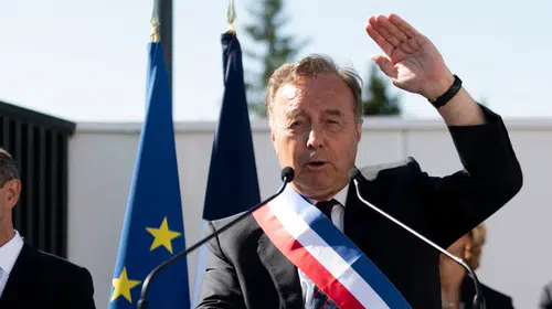 Fransa'da aşırı sağcı başkanlardan sembolik başkaldırı: AB bayrakları iniyor