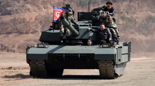 Kim Jong Un'un 13 yaşındaki kızı Ju Ae tank koltuğunda