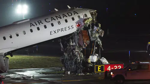 New York LaGuardia Havalimanı’nda uçak kazası: Yolcu uçağı itfaiye aracına çarptı