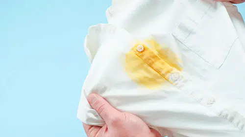 Beyaz kıyafetlerdeki sarı lekeler nasıl çıkar: 5 doğal yöntem