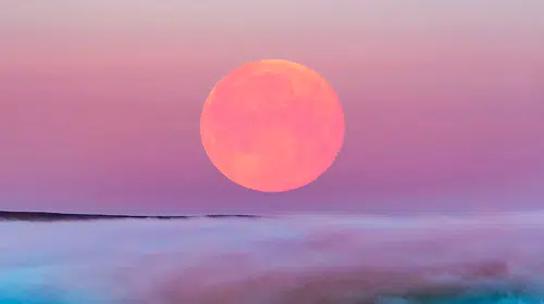 Nisan ayında gökyüzü şöleni: Pembe dolunay Türkiye'den izlenebilecek mi?