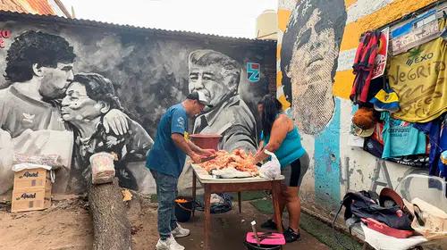 Arjantinli efsane futbolcu Maradona'nın evi aşevine dönüştürüldü, yoksullara umut oldu