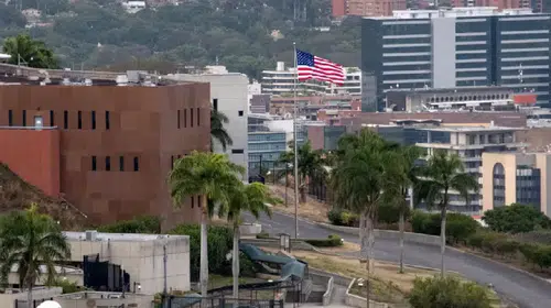 ABD bayrağı 7 yıl sonra Venezuela’da yeniden göndere çekildi