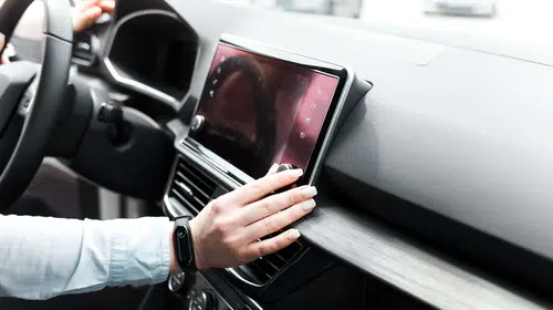 2026 Yeni Trafik Düzenlemesi: Multimedya ekranlar ve CarPlay kullanımı yasak mı?