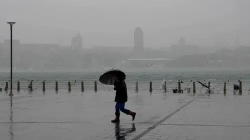 AKOM’dan İstanbul için sağanak uyarısı: Saat verildi, sıcaklıklar düşüyor