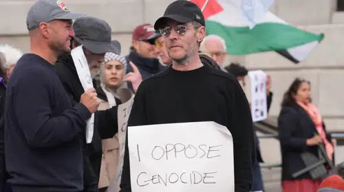 Massive Attack solisti Robert Del Naja Filistin protestosunda gözaltına alındı