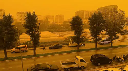Afrika'dan gelen çöl tozu Türkiye'yi turuncuya boyadı: Birçok ilde çamur yağdı