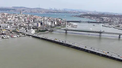 İstanbul’da sağanak etkisi: Haliç’in rengi kahverengiye döndü