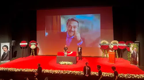 Kadir İnanır'a veda: Harbiye Muhsin Ertuğrul Sahnesi doldu taştı