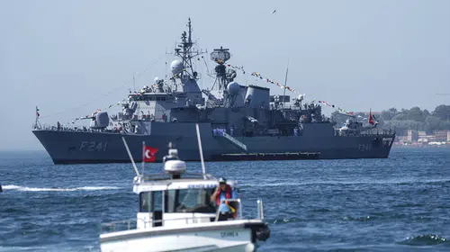 Deniz Kuvvetleri’nden Kabotaj Bayramı geçişi: Savaş gemileri İstanbul Boğazı’nda selam verdi
