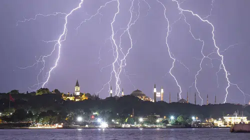 Meteoroloji saat verdi: İstanbul dahil birçok ilde kuvvetli sağanak yağış bekleniyor