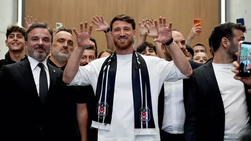 Beşiktaş'ın yeni transferi Salih Özcan İstanbul'da: "Şampiyon olmak istiyoruz"