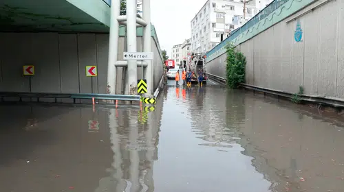 İstanbul'da sağanak trafiği felç etti: Alt geçit göle döndü